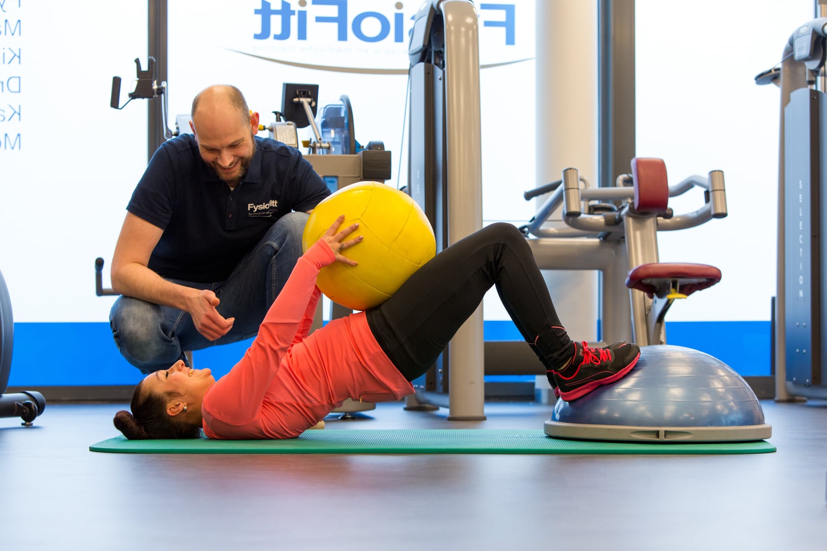 Oefening in oefenzaal Fysiofitt Zuid-Beijerland Oefening in oefenzaal Fysiofitt Zuid-Beijerland